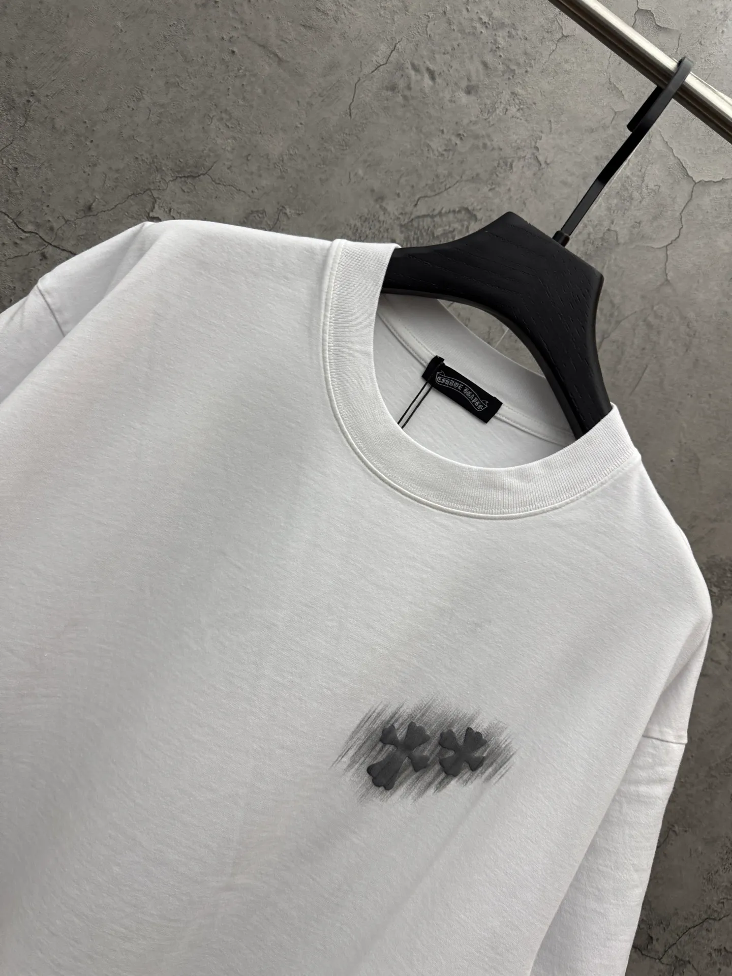 P190 top version, real shot without P, ​​different from market currency) 𝗖𝗵𝗿𝗼𝗺𝗲 𝗛𝗲𝗮𝗿𝘁𝘀/Croxin 2026 Spring New Original Single Counter American Laser Direct Injection Couple Short Sleeves 👑The highest version! Customized fabric 300g washed, best-selling model at the counter, very comfortable to wear. Accessories: original molded and authenticated collar label ➕ 100% silk wash label. Genuine purchase-grade original hangtag➕matching hanging rope➕3D hanging beads➕original packaging bag. Craftsmanship: The original version has consistent wiring! The highest version of the armhole matching technique! Color: White Black Gray Size: S M L XL Style Number: 26-2057